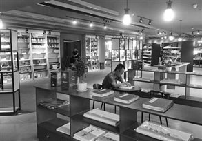 读者正在书店内安静地阅读。河南省新华书店发行集团 供图